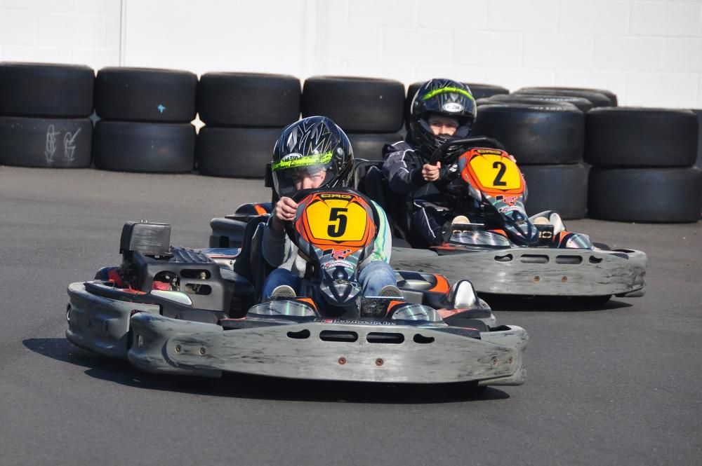 lewis-hamilton-nyomaban-ajandek-gokart-elmeny-a-hungaroringen