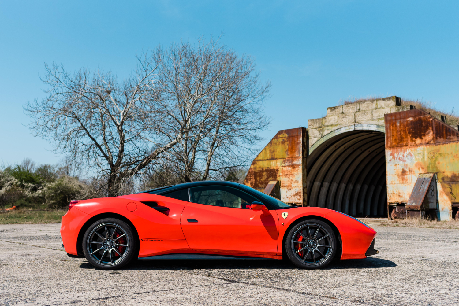 Ferrari modell hangár előtt
