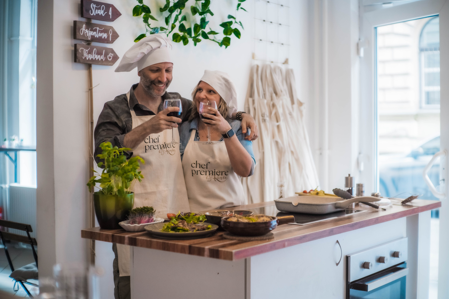Élményajándékok főzőtanfolyam pár koccint