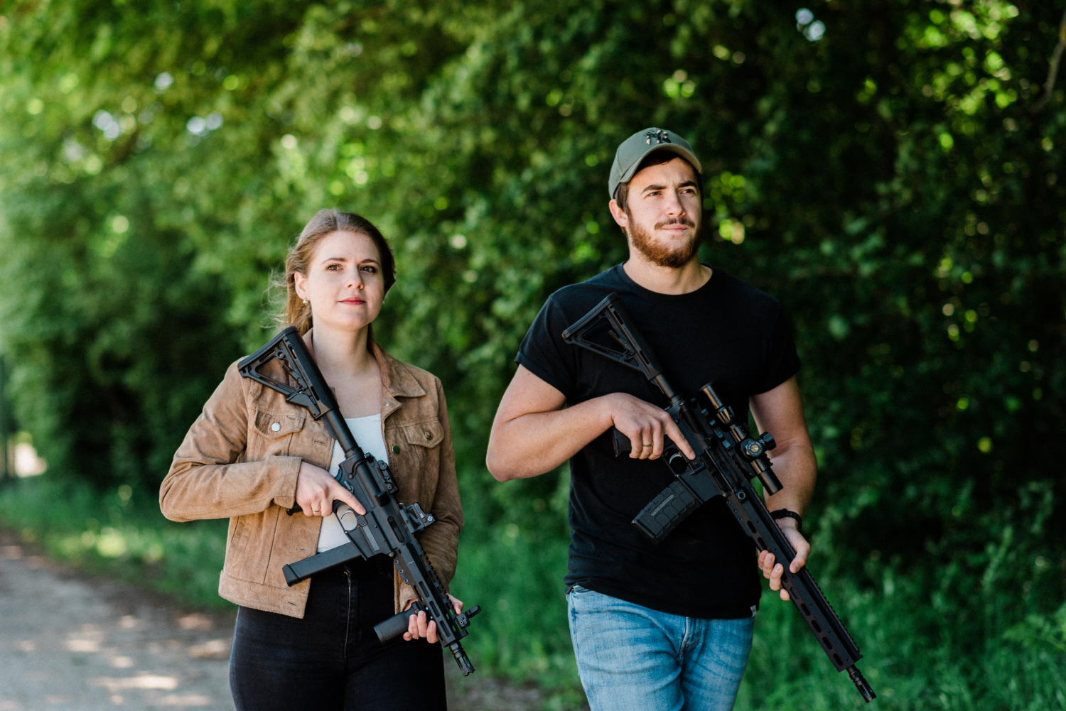 Élménylövészet során férfi és nő sétál