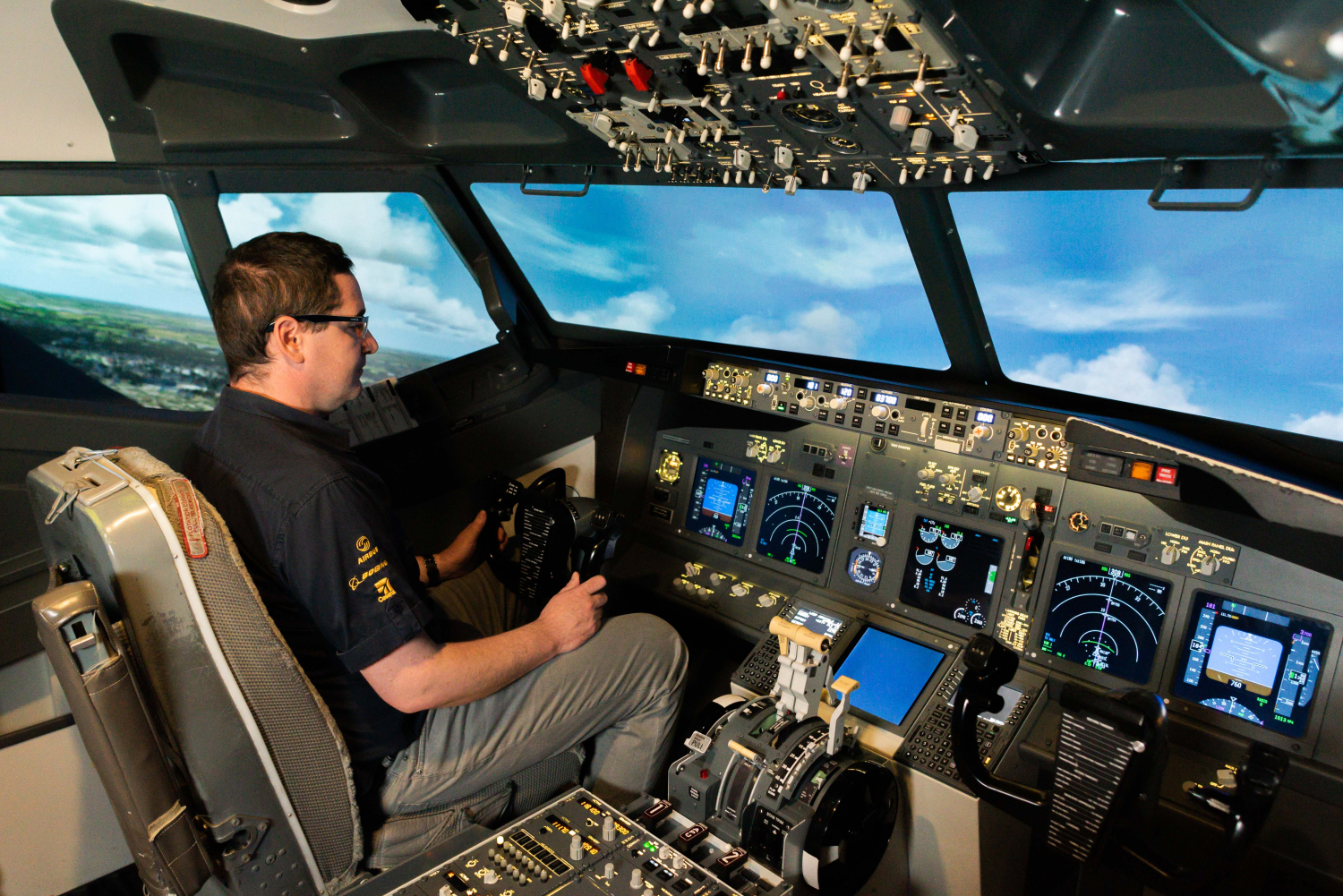 Férfi repülőgépszimulátorban