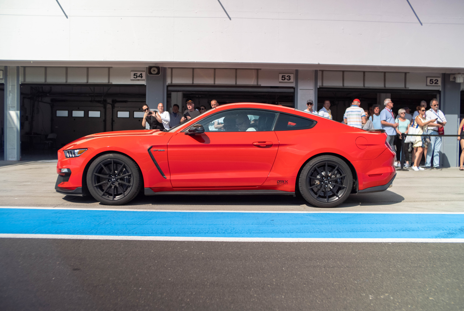 Ford Mustan élményvezetés a Hungaroringen Piros Ford Mustang