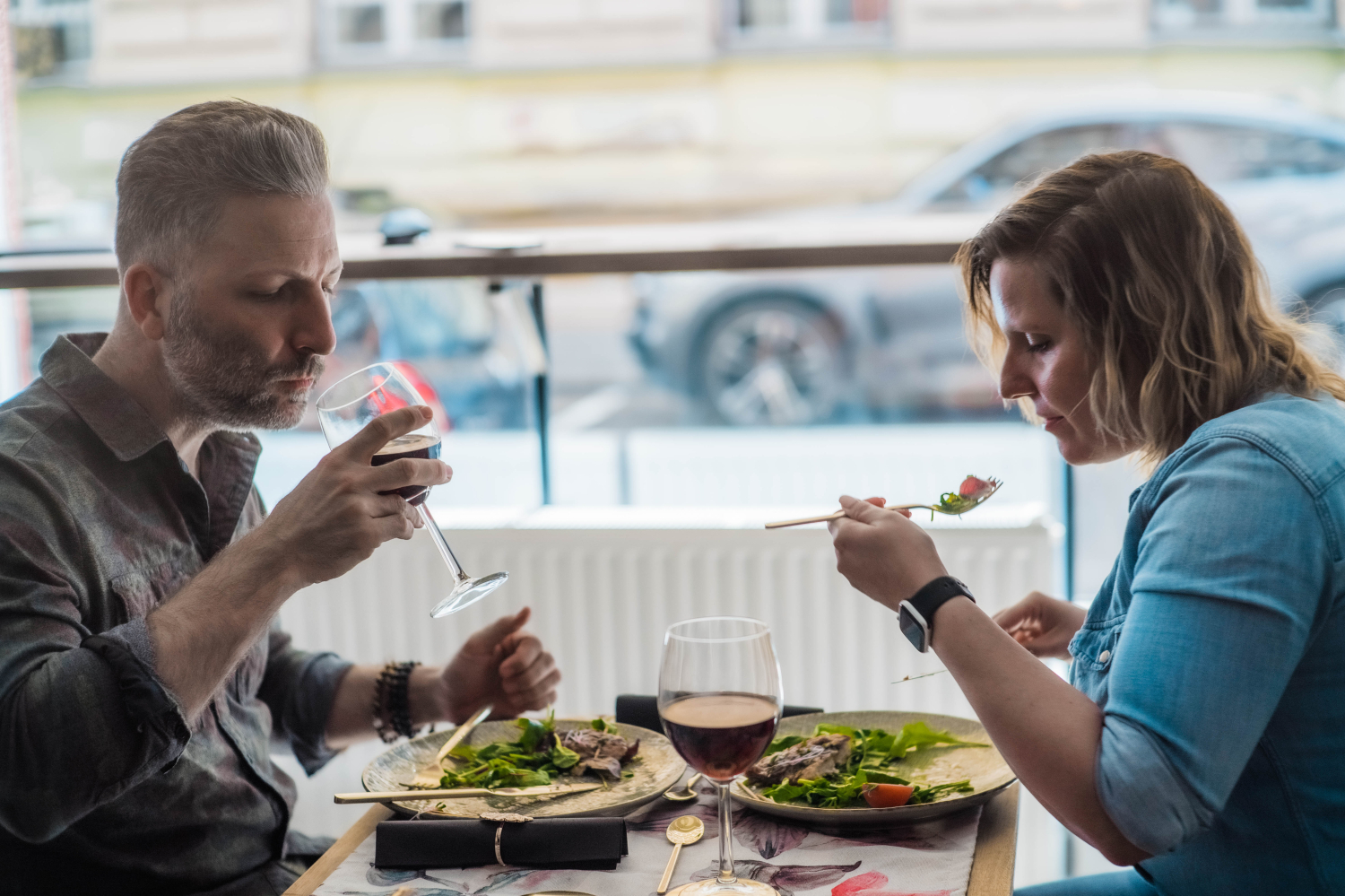 romantikus vacsora közben férfi és nő egy asztalnál